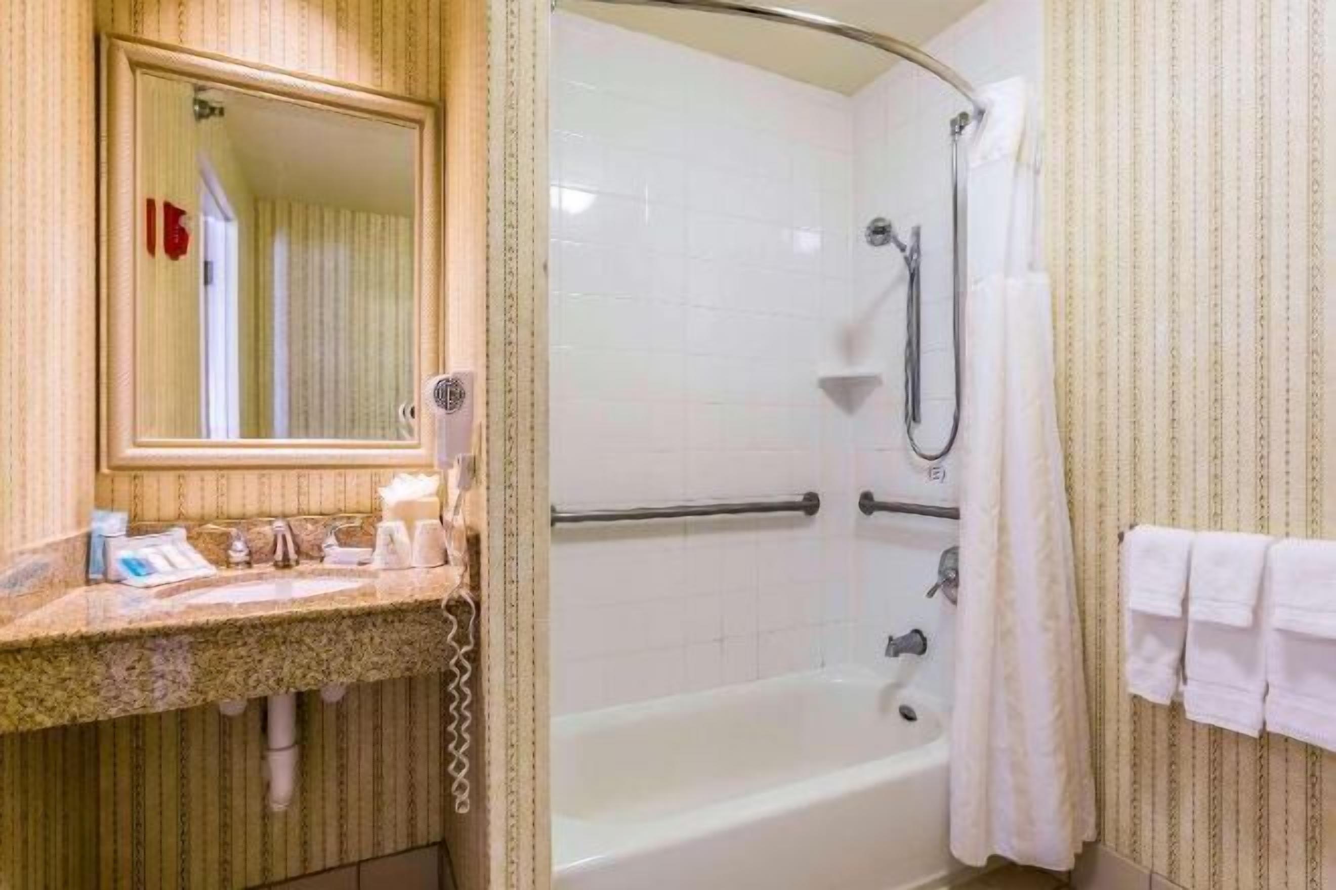 浴室 | 花灑/浴缸組合、名牌梳洗用品、風筒、提供毛巾