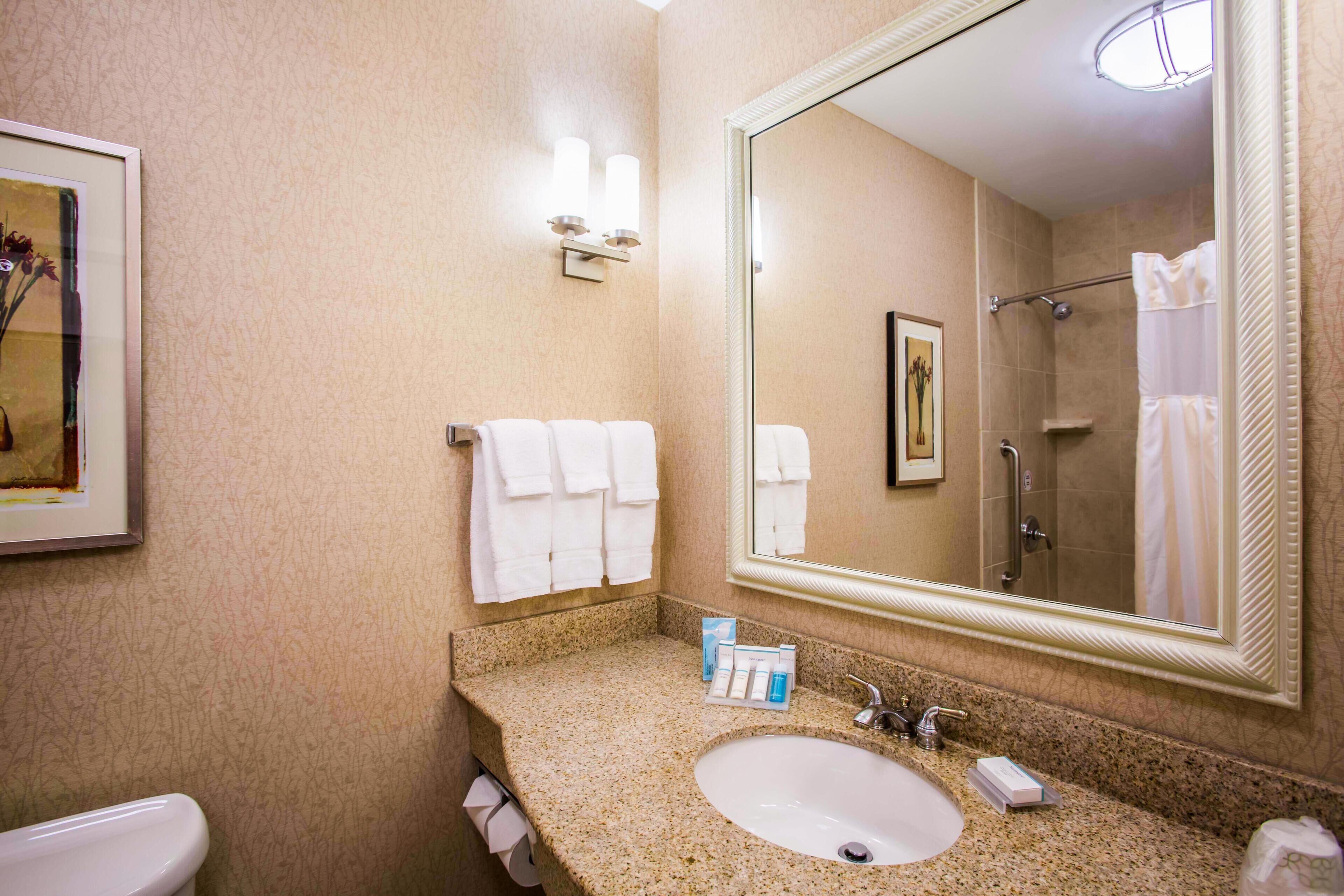 Kombinert dusj/badekar, designertoalettartikler, hårføner og håndklær