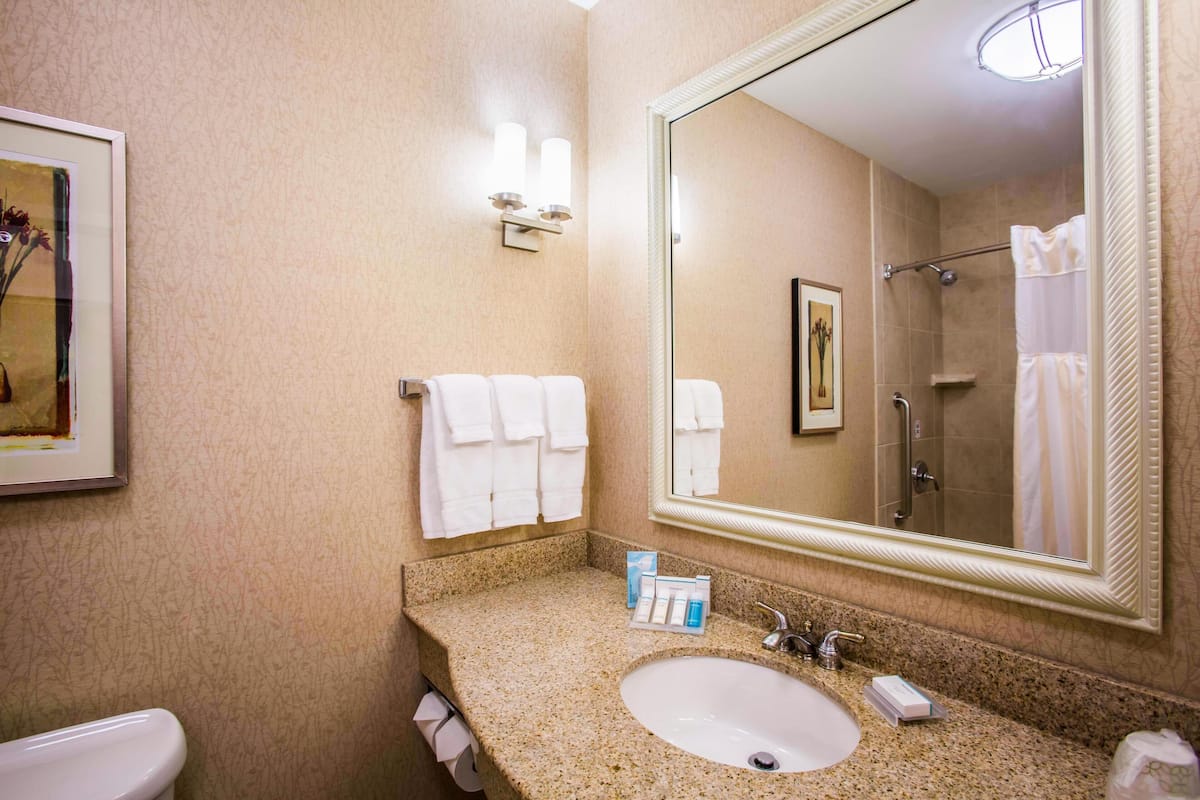 Kombinert dusj/badekar, designertoalettartikler, hårføner og håndklær