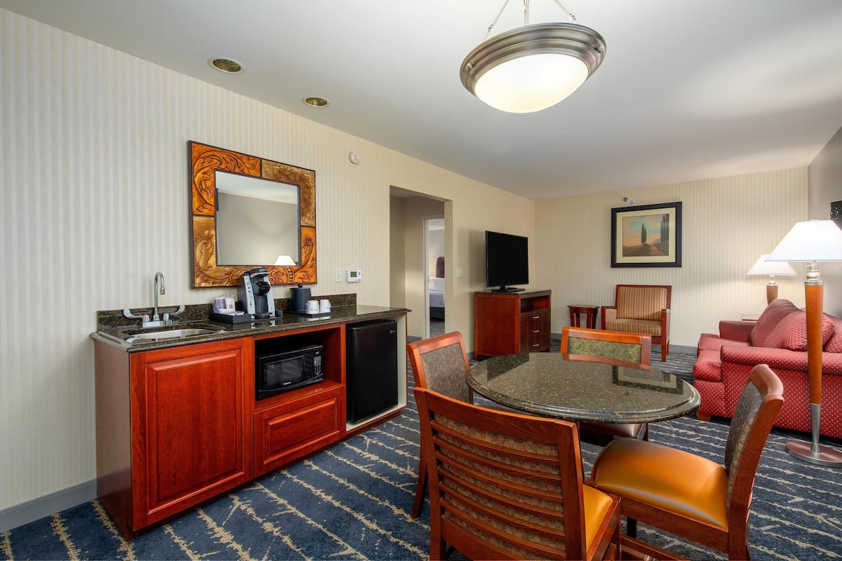 En 32-tommers Flatskjerm-TV med kabel-kanaler samt TV og filmkjøp