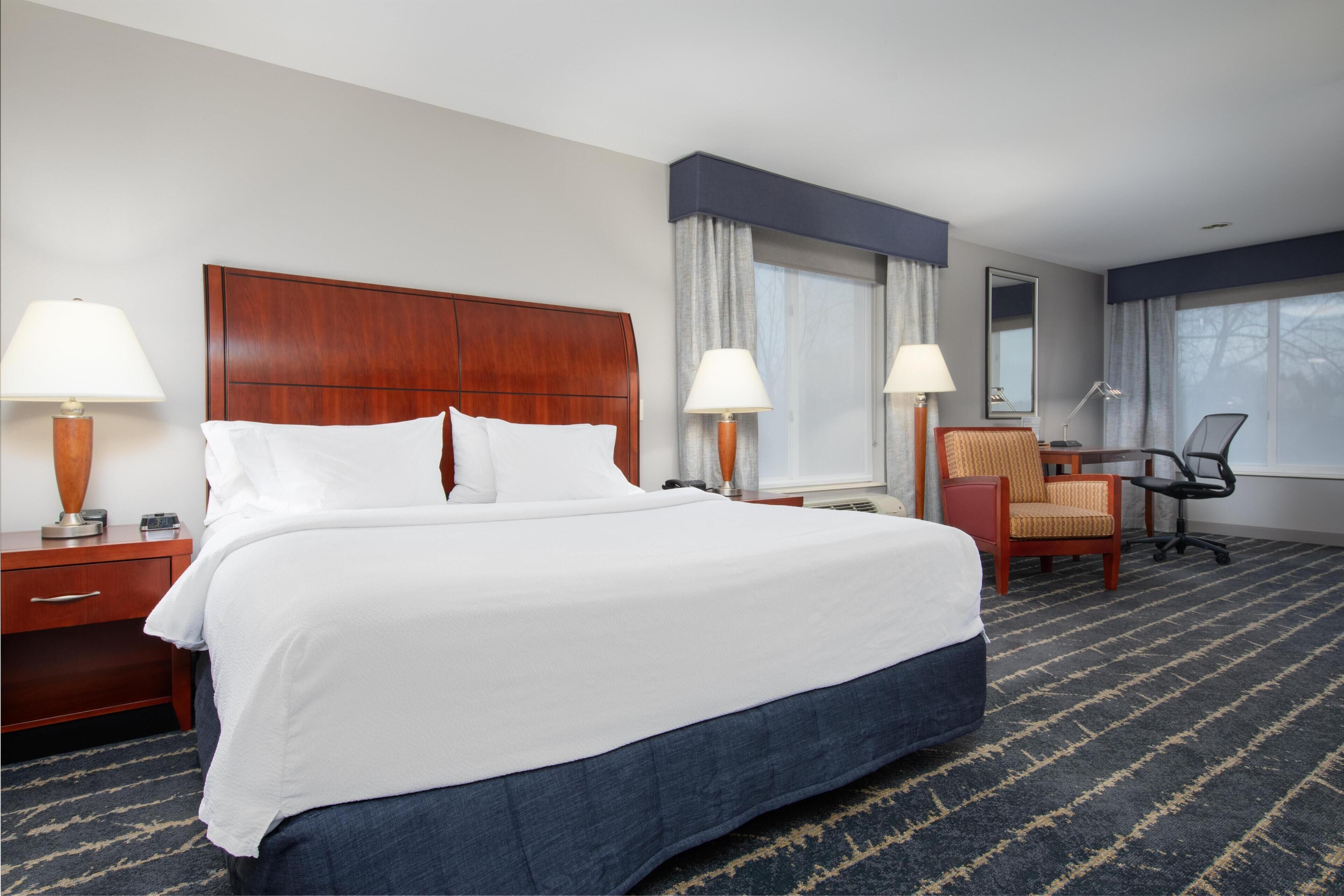 Hochwertige Bettwaren, Schreibtisch, laptopgeeigneter Arbeitsplatz