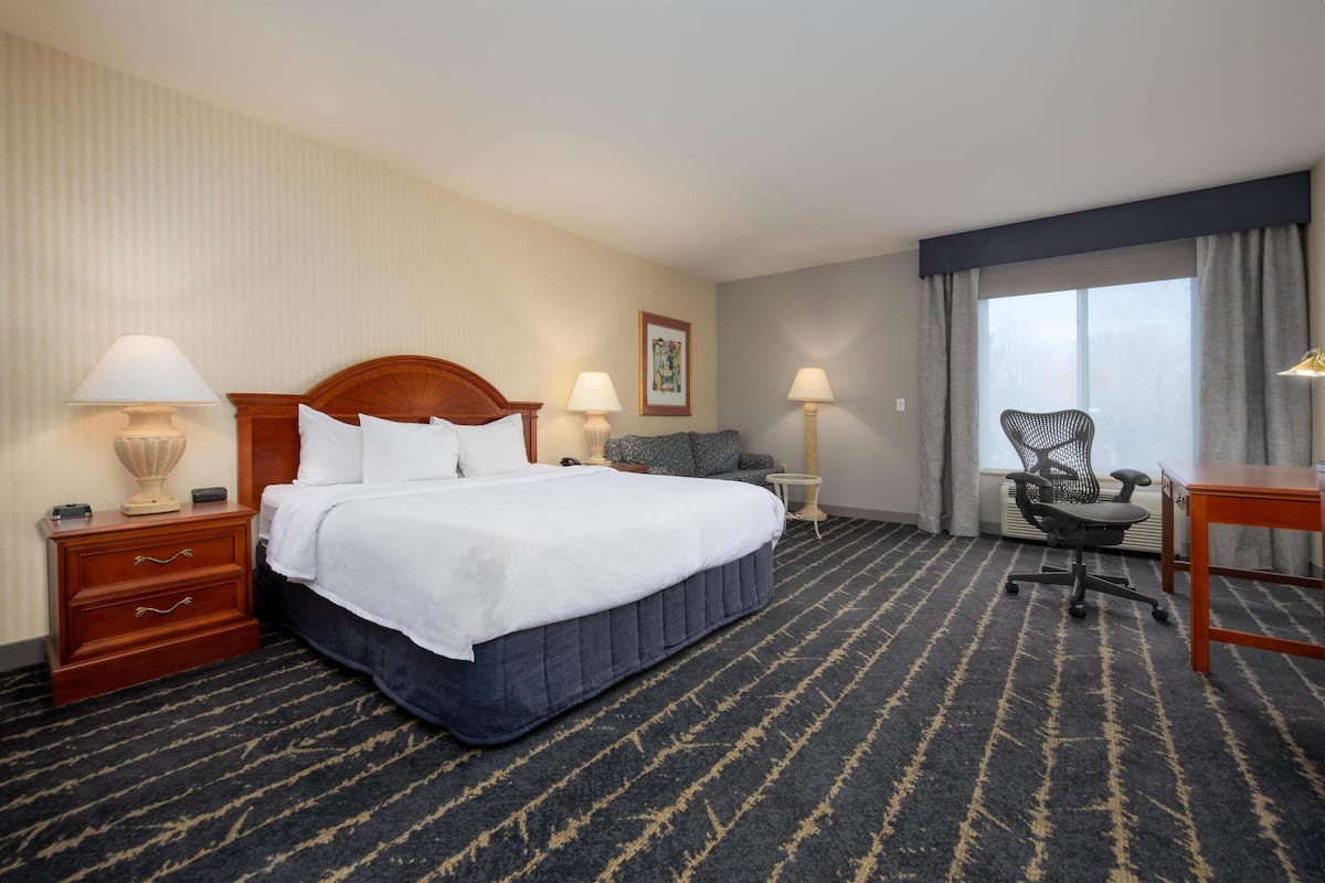 أغطية فراش متميزة ومكتب ومساحة عمل للكمبيوتر المحمول ومكواة/لوح كي