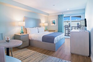 客房內保險箱、書桌、筆電工作空間、遮光布/窗簾