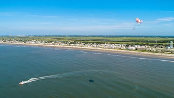 Di pantai dan pasir putih