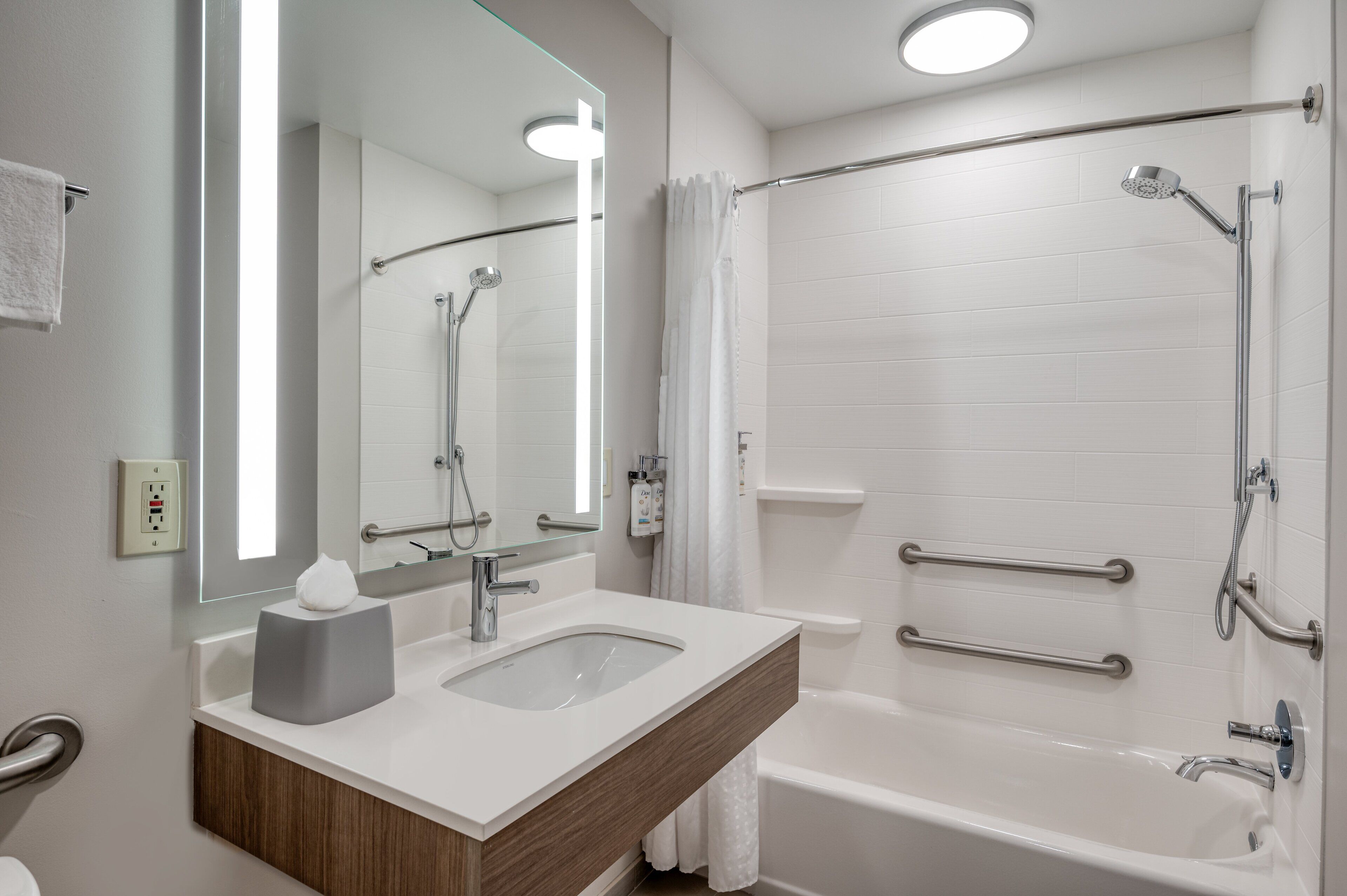 standard room, 1 king bed, accessible (communications/mobility accessible) | desk, laptop workspace, iron/ironing board, free cots/infant beds