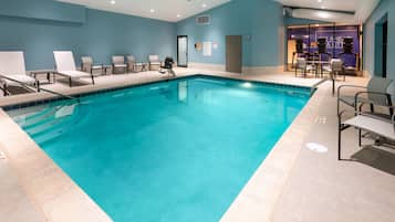 Indendørs pool, åben fra kl. 06.00 til kl. 22.00, liggestole