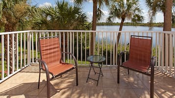 Room, 1 King Bed, Non Smoking, Balcony | Premium bedding, desk, iron/ironing board, free WiFi