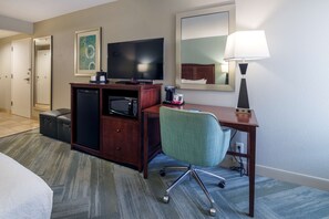 Premium bedding, desk, iron/ironing board, free WiFi
