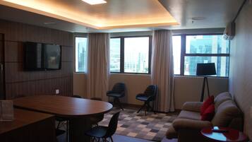 Quarto premium | Área de estar | TV LCD 32 polegadas com canais a cabo