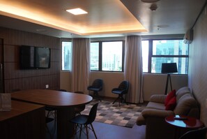 Rom – premium | Oppholdsområde | En 32-tommers LCD-TV med kabel-kanaler