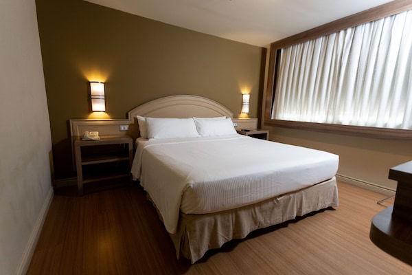 Quarto casal superior | Frigobar, cofres nos quartos, escrivaninha, cortinas blackout