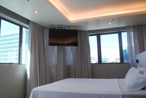 Premium Room | Minibar, in-room safe, desk, blackout drapes