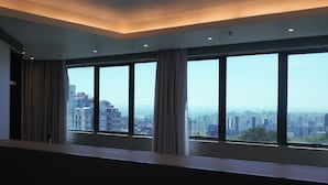 A room with large windows offering a city view. - Master Porto Alegre Hotel - Av Carlos Gomes, Proximo Consulado Americano (Porto Alegre)