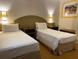 Minibar, coffres-forts dans les chambres, bureau, rideaux occultants