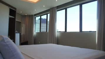 Premium Room | Minibar, in-room safe, desk, blackout curtains