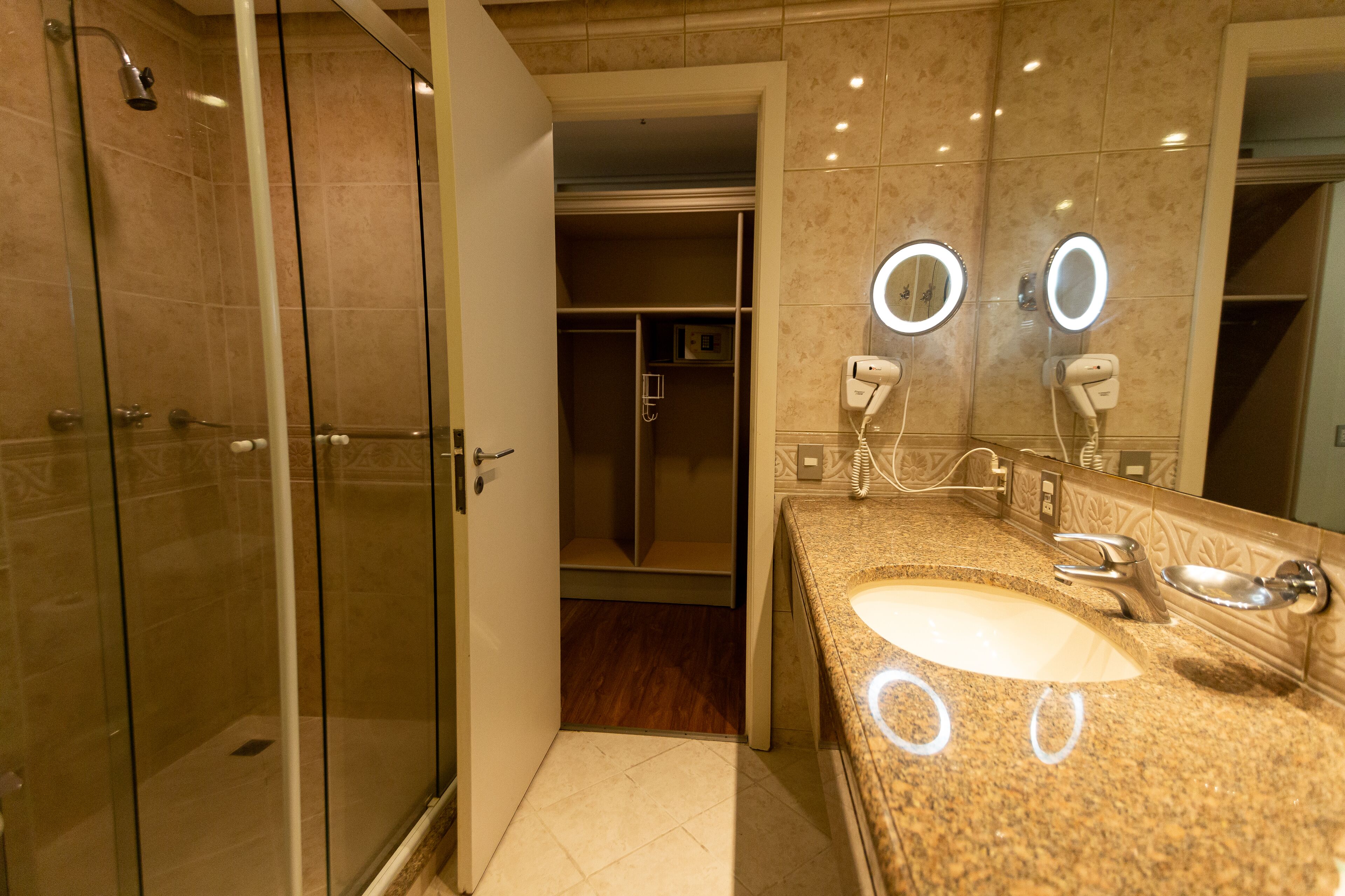 Foto - Master Porto Alegre Hotel - Av Carlos Gomes, Próximo ao Consulado Americano