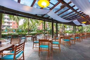 4 か所のレストラン、ディナーに営業 (タイ料理)