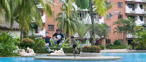 Una piscina cubierta, 4 piscinas al aire libre