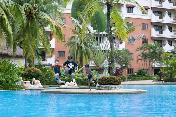 Piscine couverte, 4 piscines extérieures, cabanons gratuits