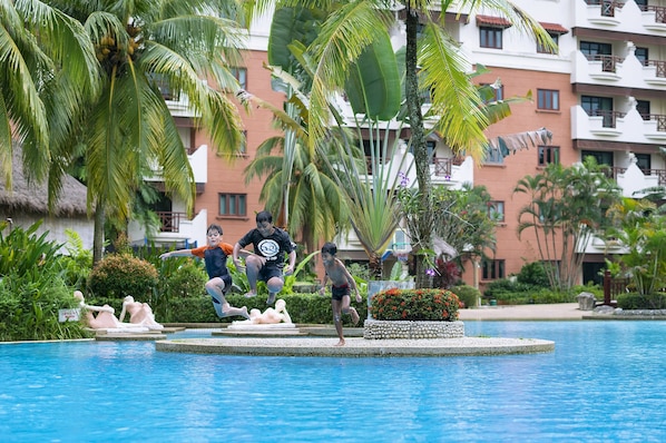 Innenpool, 4 Außenpools, Cabañas (kostenlos), Sonnenschirme