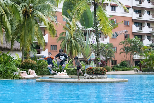 Piscine intérieure, cabanas gratuites, parasols