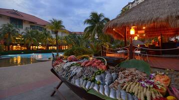4 restaurants, dinner served, Thai cuisine