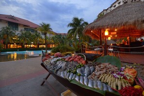 4 restaurantes; se sirven cenas 