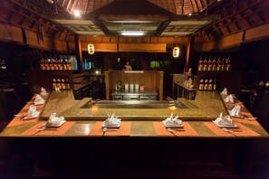 4 restaurants, dinner served, Thai cuisine