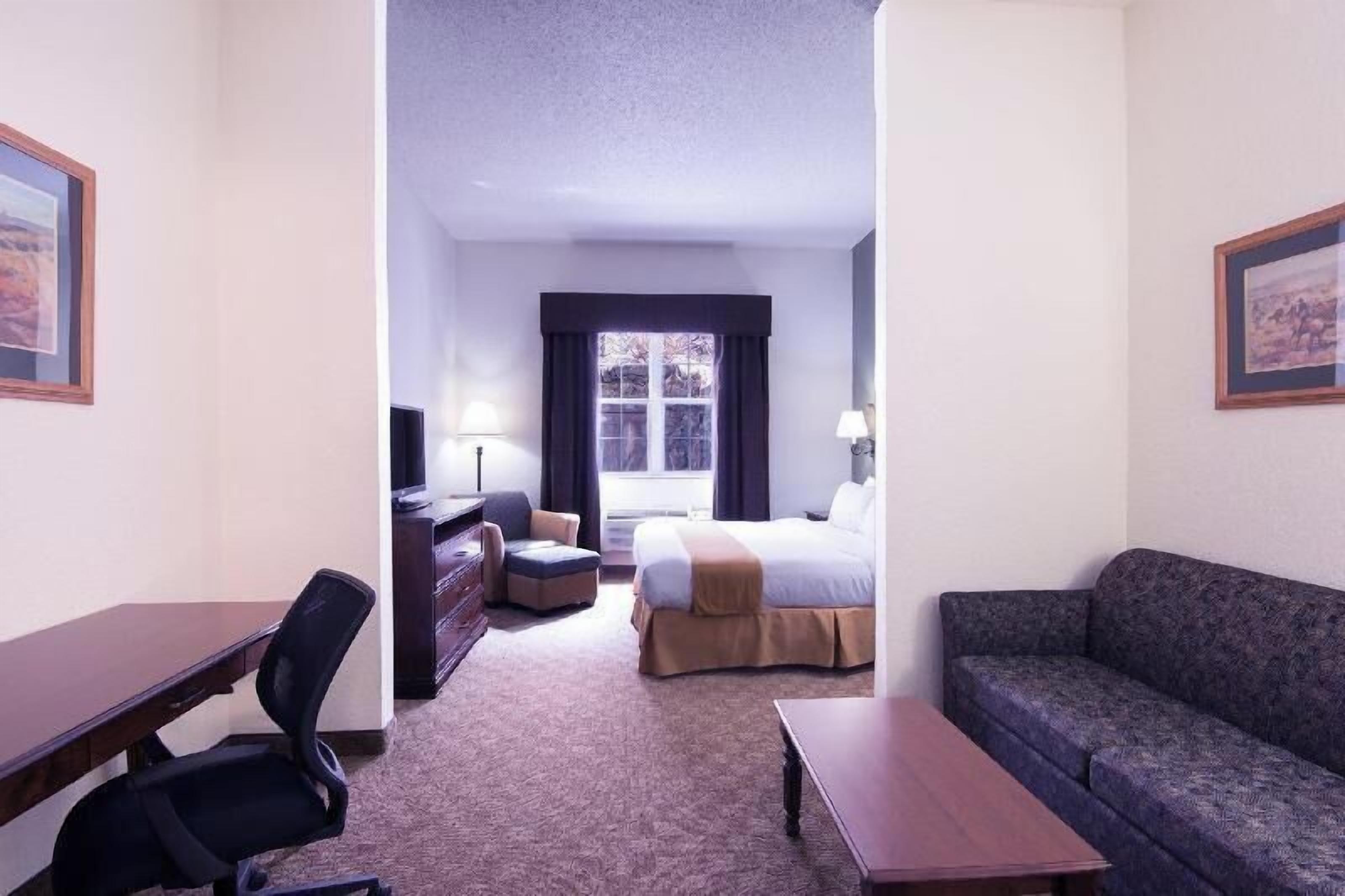 Living area | 32-inch flat-screen TV with satellite channels, TV