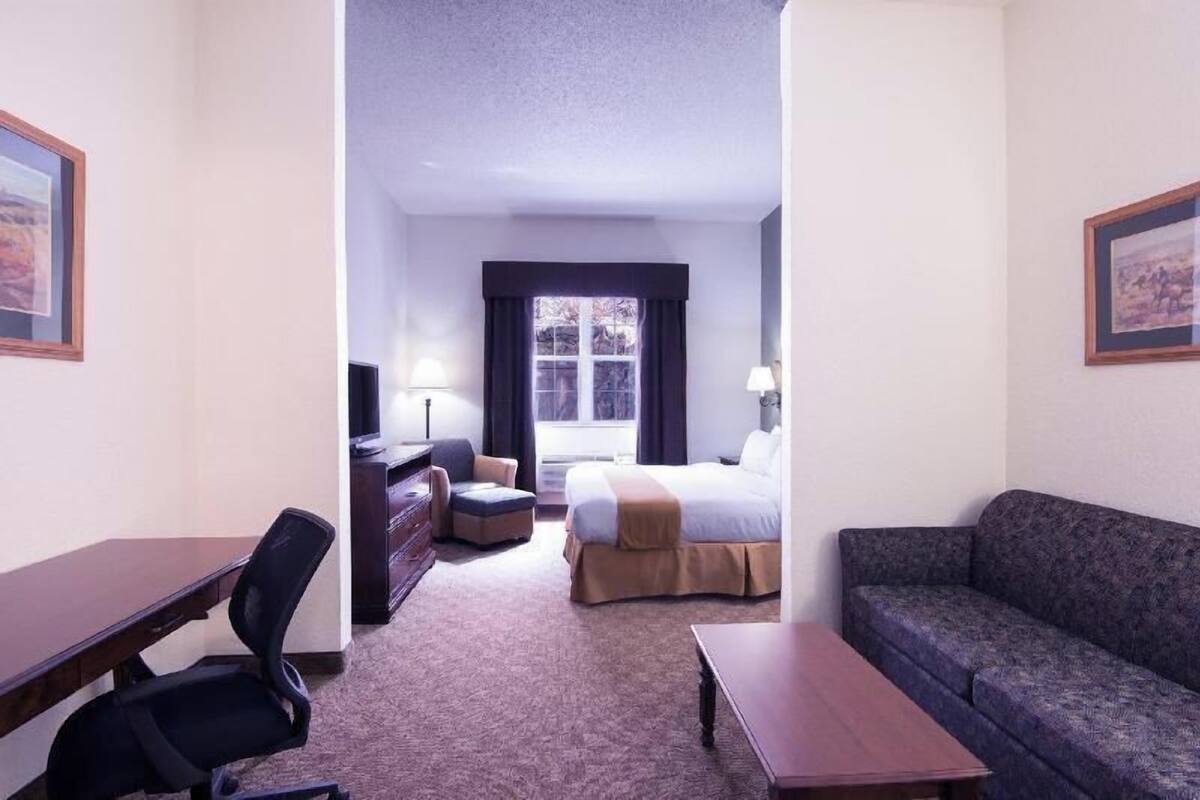 Living area | 32-inch flat-screen TV with satellite channels, TV