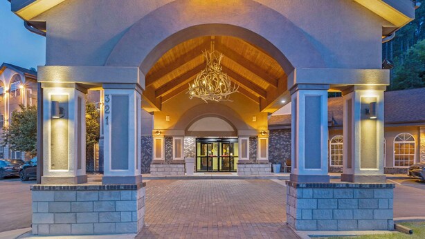 A hotel entrance with a brick pathway, arched roof, and a chandelier. - Comfort Inn & Suites Mt. Rushmore (Keystone)