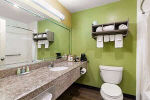 Quarto standard, 2 camas Queen, para não fumantes | Banheiro | Chuveiro/banheira combinados, toalhas de banho, sabonete 