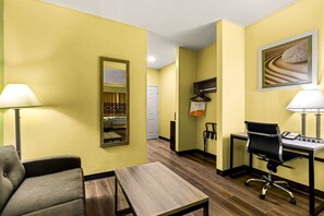 Suite, 1 King-Bett und Schlafsofa, Nichtraucher | Schreibtisch, laptopgeeigneter Arbeitsplatz, Bügeleisen/Bügelbrett