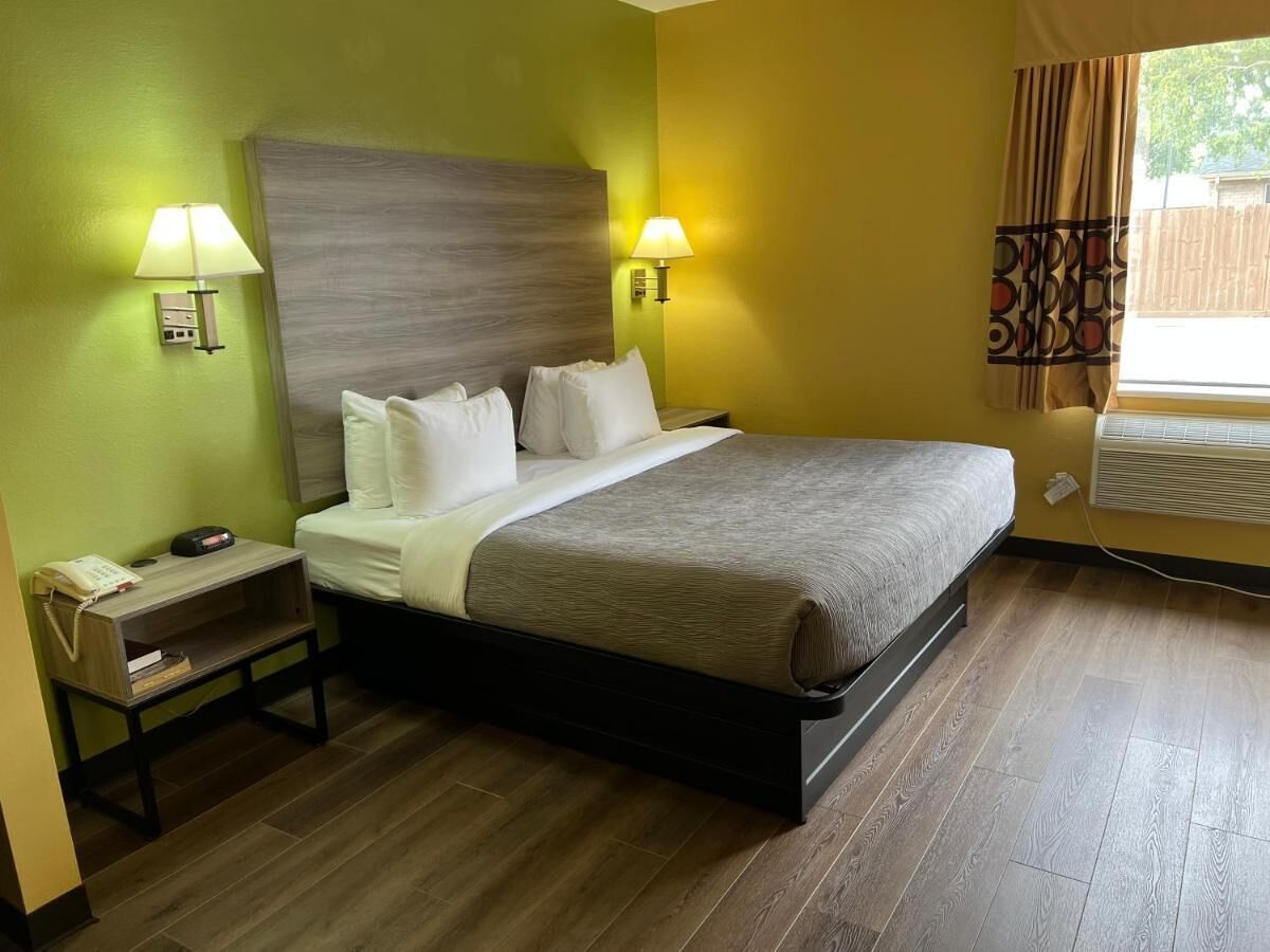 Desk, laptop workspace, iron/ironing board, free WiFi