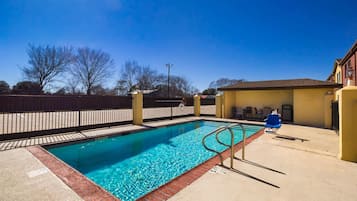 Alberca al aire libre, acceso de 09:00 a 20:00, y camastros