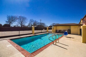 Outdoor pool, open 9:00 AM to 8:00 PM, pool loungers - Quality Inn Bay City TX (Bay City)