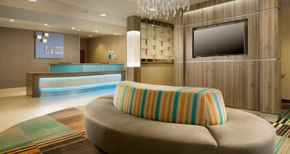 Holiday Inn Express & Suites DFW - Grapevine by IHG