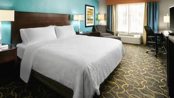 Escritorio, espacio para trabajar con laptop y cortinas blackout