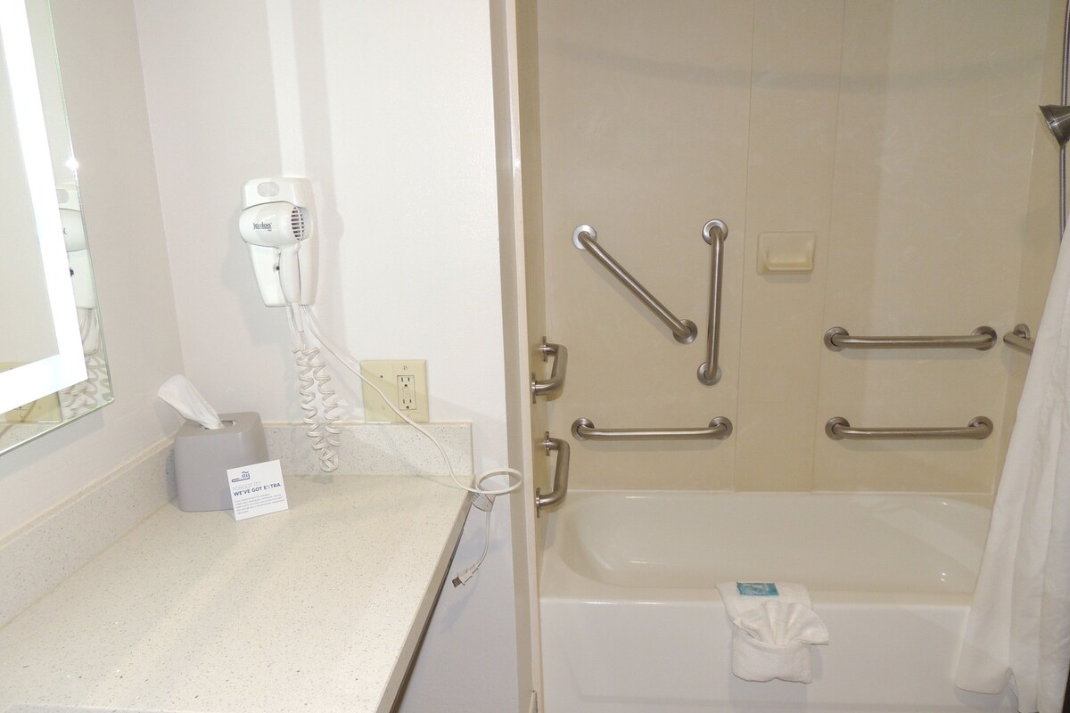 Standard Room, 1 King Bed, Accessible (Mobility, Accessible Tub) | Desk, blackout curtains, iron/ironing board, free cots/infant beds