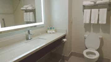 Rom – standard, 1 kingsize-seng, tilgjengelighetstilpasset (Mobility, Accessible Tub) | Skrivebord, blendingsgardiner og strykejern/-brett