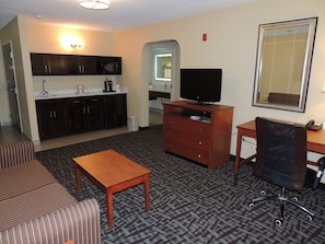 Desk, blackout curtains, iron/ironing board, free cots/infant beds - Holiday Inn Express & Suites Birmingham Trussville by IHG (Birmingham)