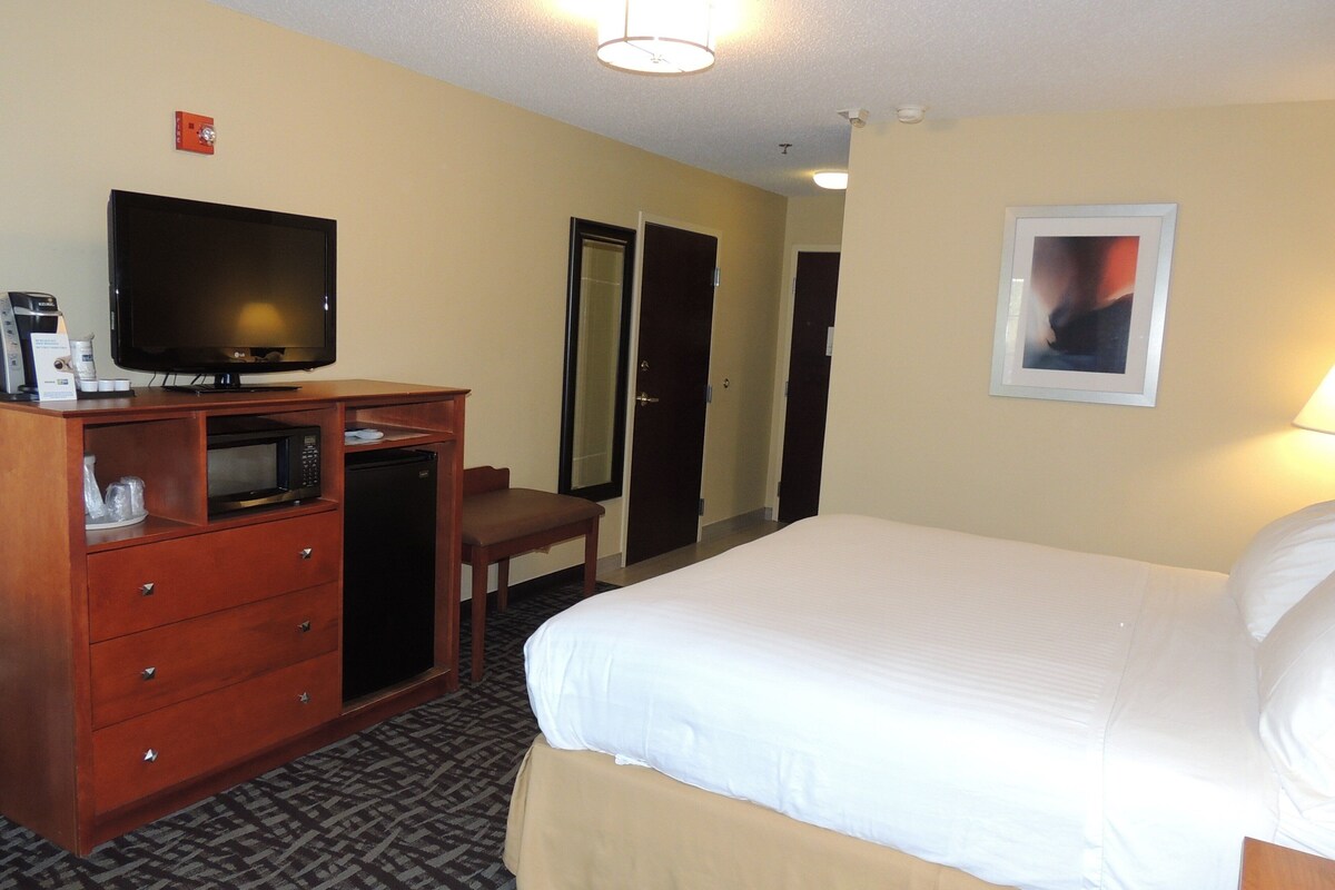 Standard Room, 1 King Bed, Accessible (Mobility Roll-In Shower) | Desk, blackout curtains, iron/ironing board, free cots/infant beds