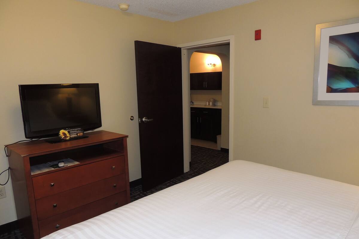 Suite, 1 Bedroom | Desk, blackout drapes, iron/ironing board, cribs (free)
