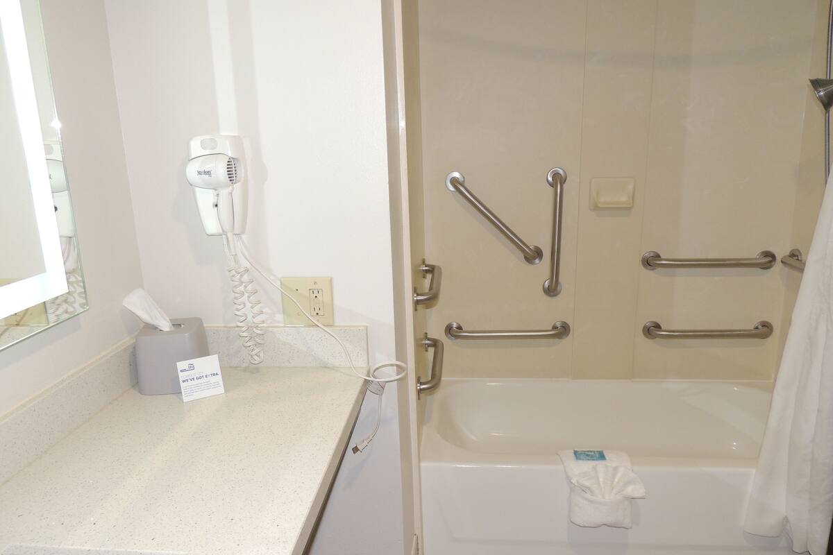 Standard Room, 1 King Bed, Accessible (Mobility, Accessible Tub) | Desk, blackout drapes, iron/ironing board, cribs (free)