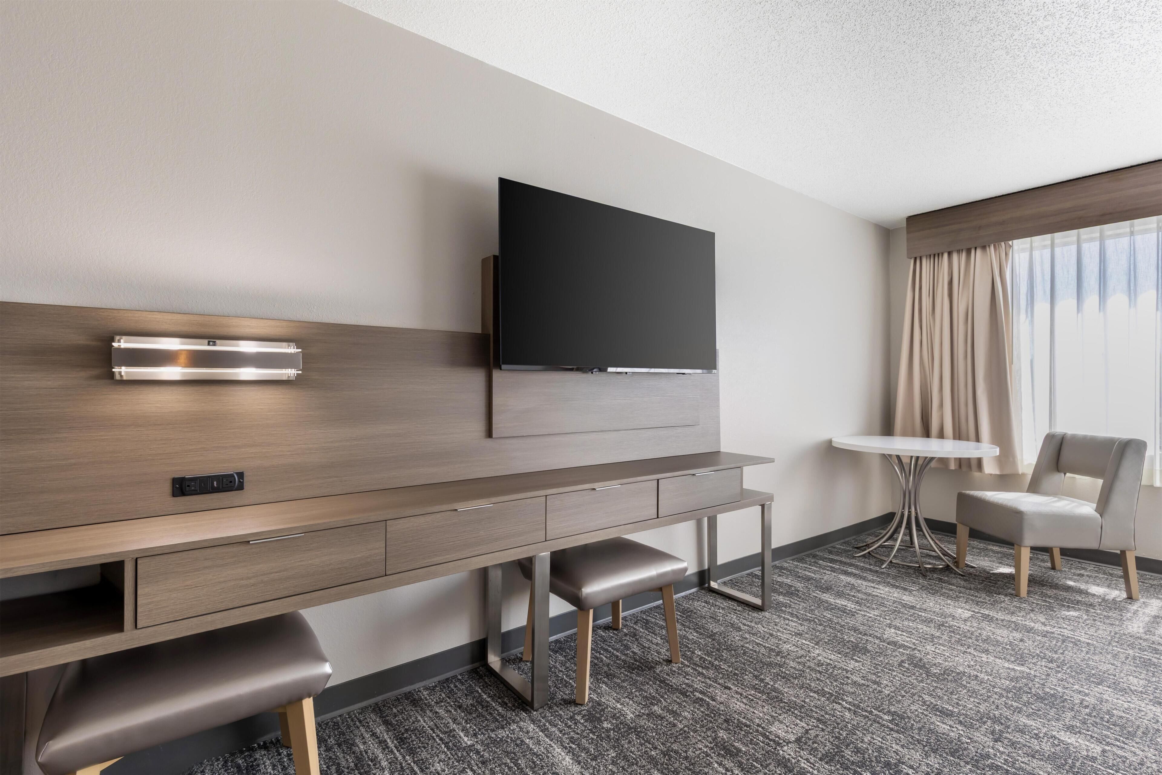 Suite, 1 Katil Raja (King), Accessible, Non Smoking (Walk-in Shower;with Single Sofabed) | Meja, ruang kerja komputer riba, seterika/papan seterika 