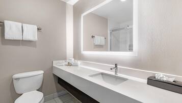 Chambre Standard, 2 grands lits, non-fumeurs | Salle de bain | Baignoire et douche séparées, articles de toilette gratuits
