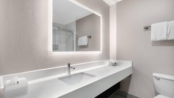 Suite, 1 trÚs grand lit, non-fumeurs, coin cuisine (with Single Sofabed) | Salle de bain | Baignoire et douche séparées, articles de toilette gratuits