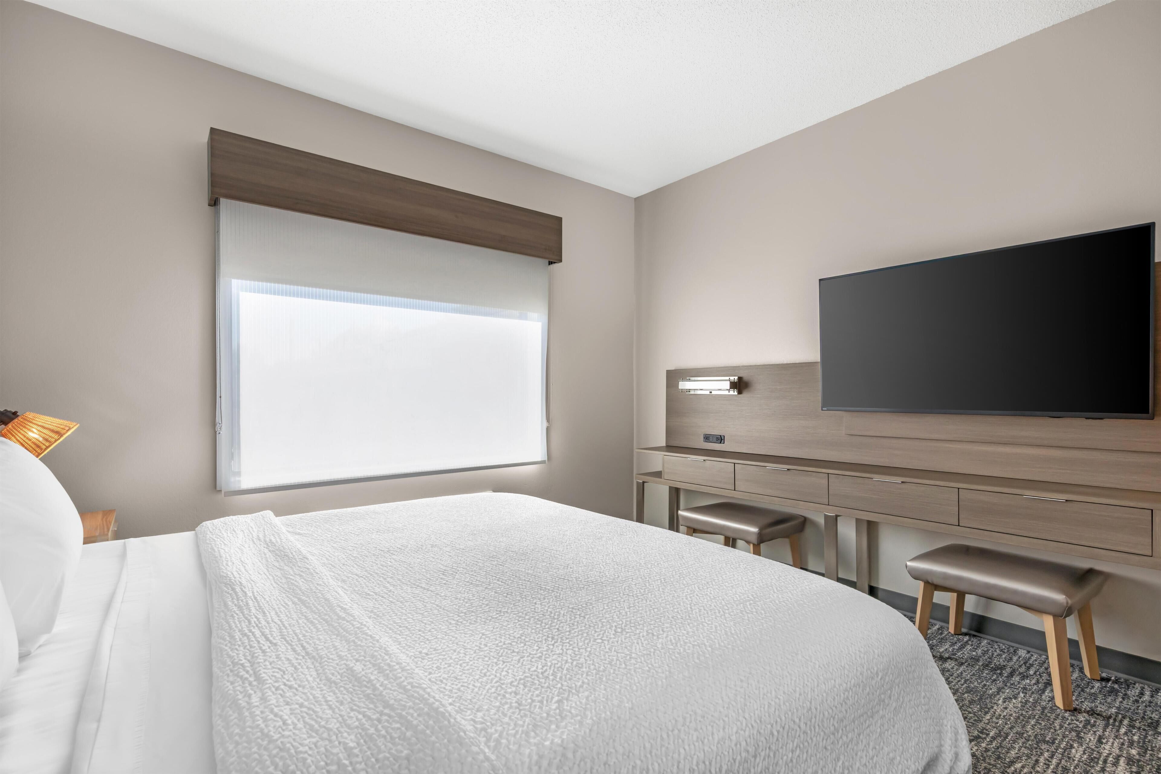 Suite, 1 Katil Raja (King), Non Smoking, Kitchenette (with Single Sofabed) | Meja, ruang kerja komputer riba, seterika/papan seterika 