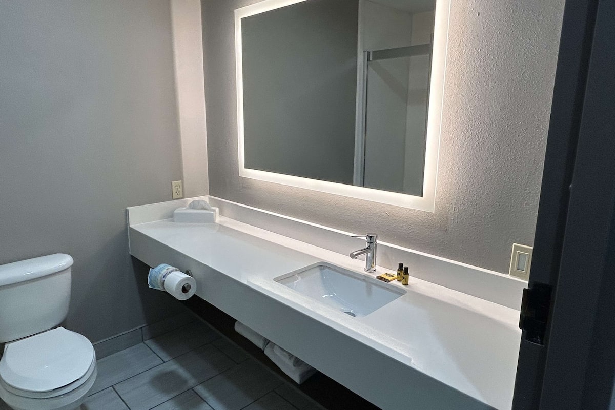 separate bathtub and shower, free toiletries, hair dryer, towels