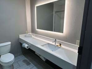 Bañera y ducha independientes y artículos de higiene personal gratuitos